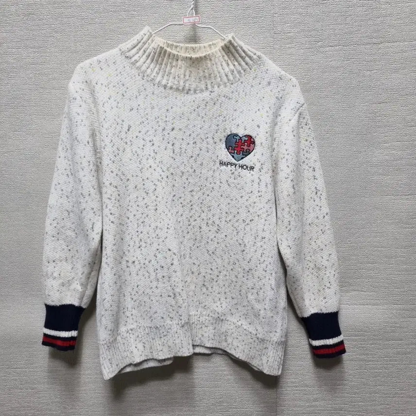 [BUNJANG] White Heart Embroidered Knit Sweater / 카383 니트 스웨터