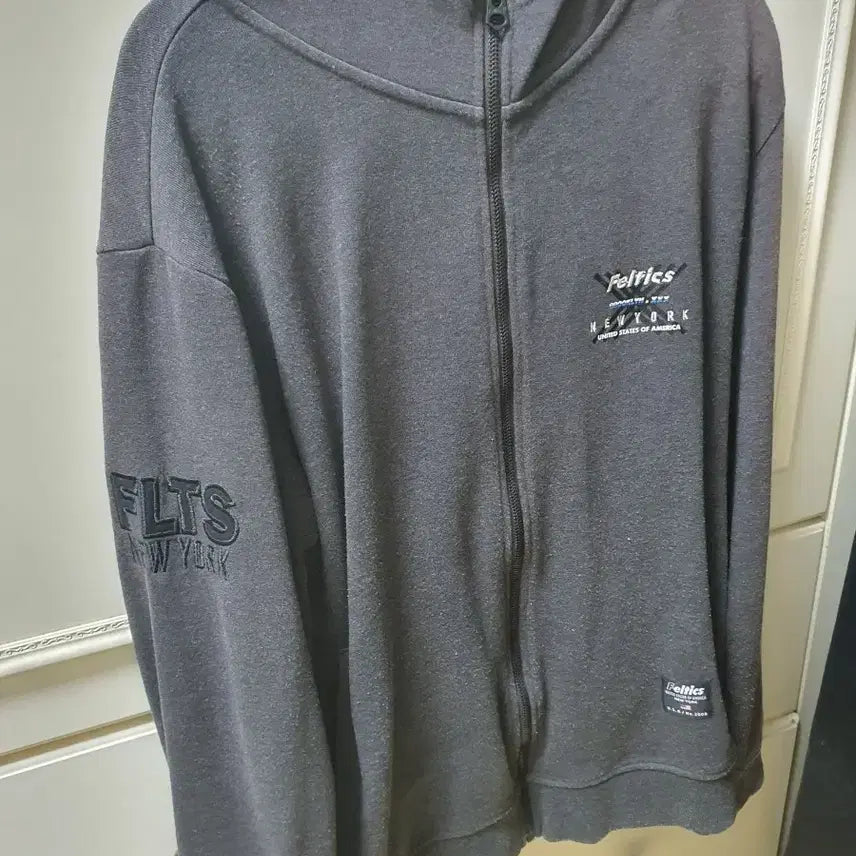 [BUNJANG] Feltics Logo Hoodie Zip-up Jacket / 펠틱스 후드집업