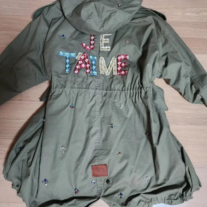 [BUNJANG] Beaded Hooded Parka with Ribbon Patch - Khaki / 겨울용 비즈 장식 야상/새상품/털 점퍼