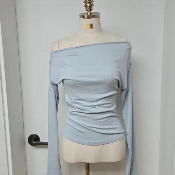 [BUNJANG] Off-Shoulder Shirring Soft Sky Long Sleeve Top / 오프숄드 셔링 부들 하늘 긴팔
