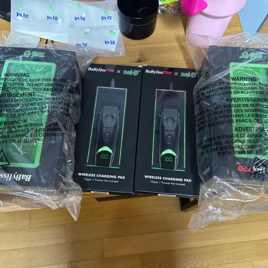 [BUNJANG] BaBylissPRO x TOMB45 Collaboration Clipper Trimmer Set with 2 Wireless Chargers / BaBylissPRO x TOMB45 콜라보 클리퍼 트리머 세트 + 전용 무선충전기 2개  판매합니다