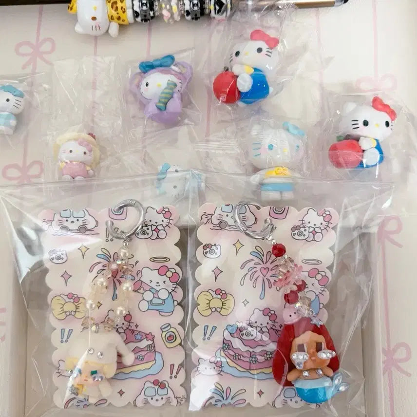 [BUNJANG] CryBaby Keychain & Hello Kitty Figure Set / 크라이베이비 키링 및 키티 피규어
