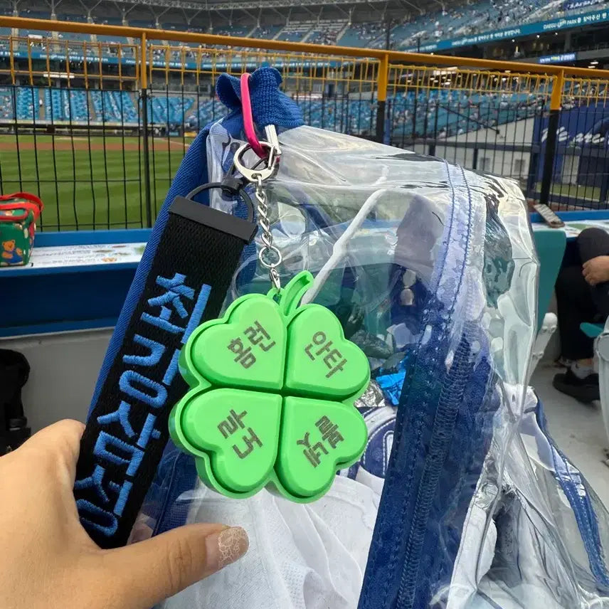 [BUNJANG] Four-Leaf Clover Baseball Game Clicker Keychain / 야구장 응원 클리커 네잎크로버 키캡
