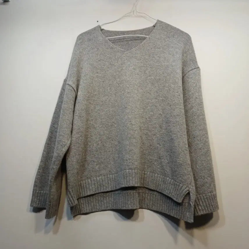 [BUNJANG] Grey V-Neck Knit Sweater Size 100 / 그레이 브이넥 니트 스웨터100사이즈봄가을       69052