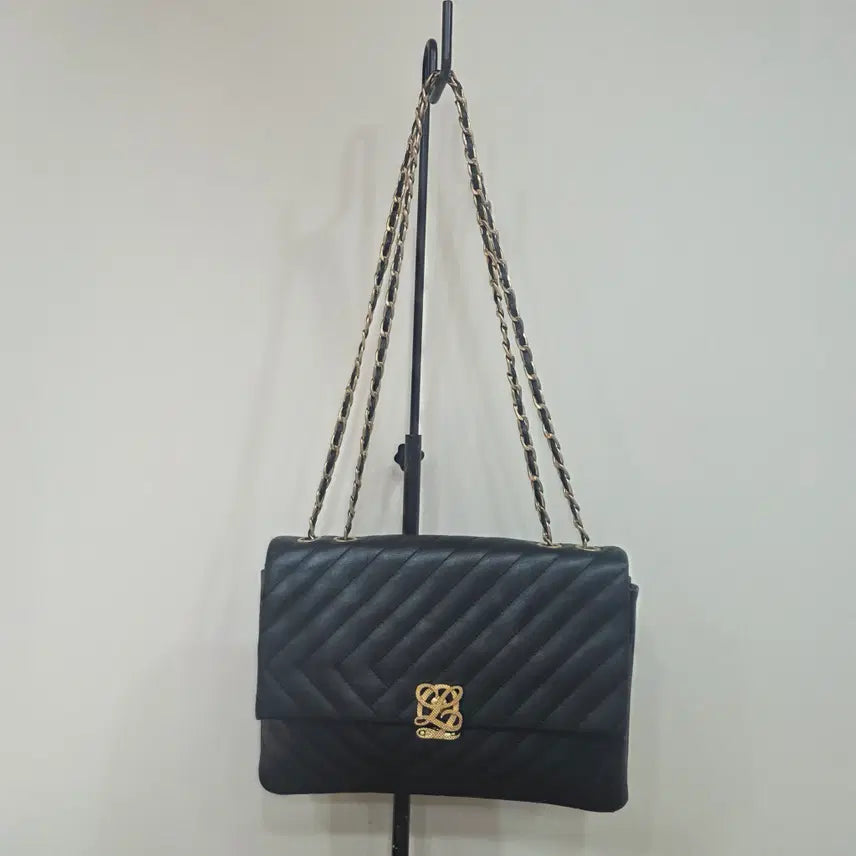 [BUNJANG] Louis Quatorze Monogram Chevron Quilting Chain Flap Shoulder Bag Black / 루이까또즈 모노그램 로고 금장 장식 쉐브론 퀼팅 체인 플랩 숄더백 블랙