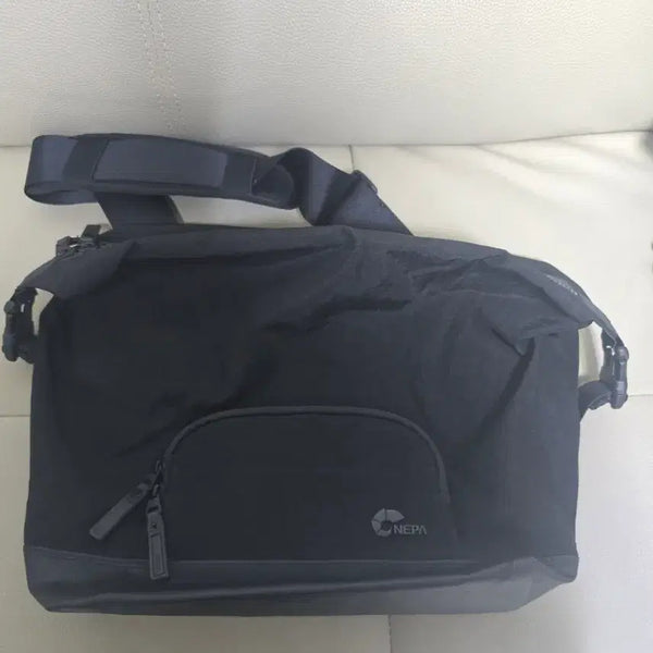 [BUNJANG] NEPA Crossbody Sling Bag / 정가이하급처)네파(NEPA) 크로스백 / 슬링백 판매합니다