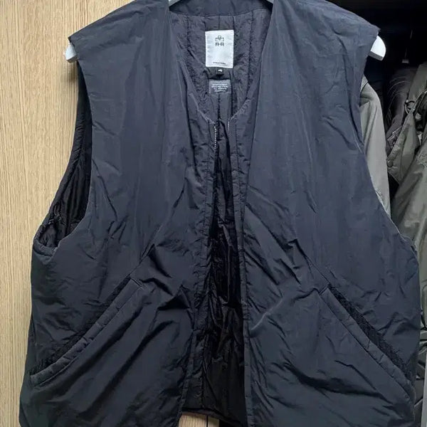 [BUNJANG] Polilu Padded Vest 4 / 폴리테루 패디드베스트 4