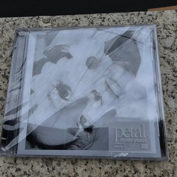 [BUNJANG] Ariana Grande 'petals' CD / 아리아나 그란데 앨범 'petals' CD