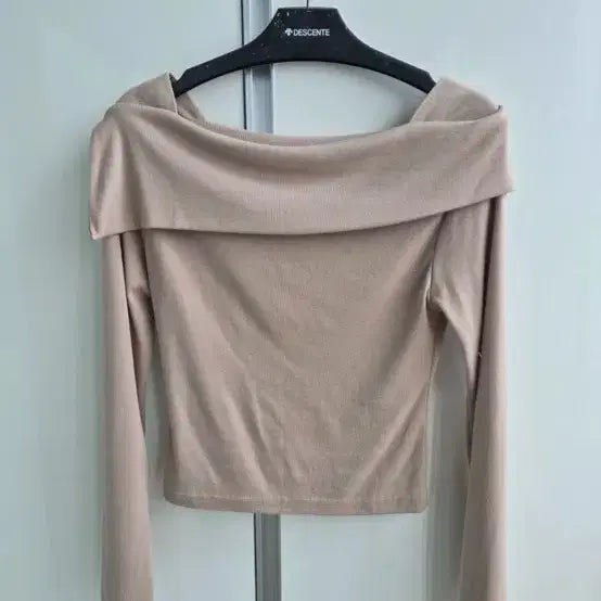 [BUNJANG] Off-Shoulder Long-Sleeve Knit Beige / 오프숄더 긴팔 니트 베이지