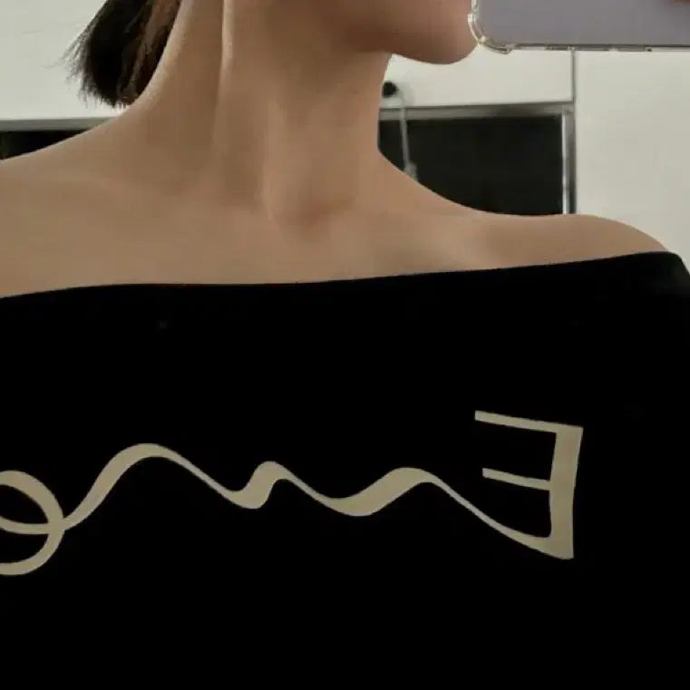 [BUNJANG] ICOMMAI Off-Shoulder Sweatshirt / 이콤마이 오프숄더 맨투맨
