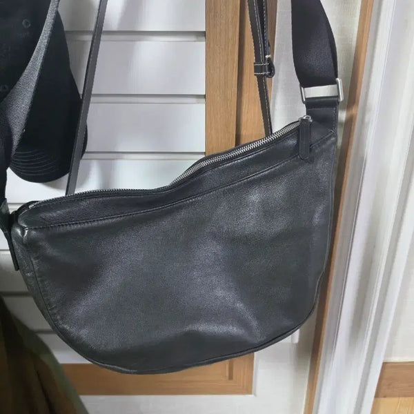 [BUNJANG] COS Leather Crossbody Bag / COS 크로스백