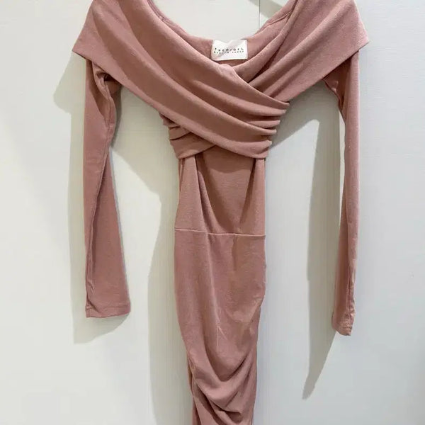 [BUNJANG] Pink Off-the-Shoulder Shirred Dress / [1회착용/국내생산] 핑크 오프숄더 셔링 원피스 글래머핏 여리핏