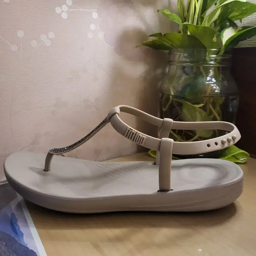 [BUNJANG] Fitflop Crystal T-Strap Sandals - Deep Beige / [아이쿠션]핏플랍 크리스탈 진한 베이지여성 T스트랩 샌들