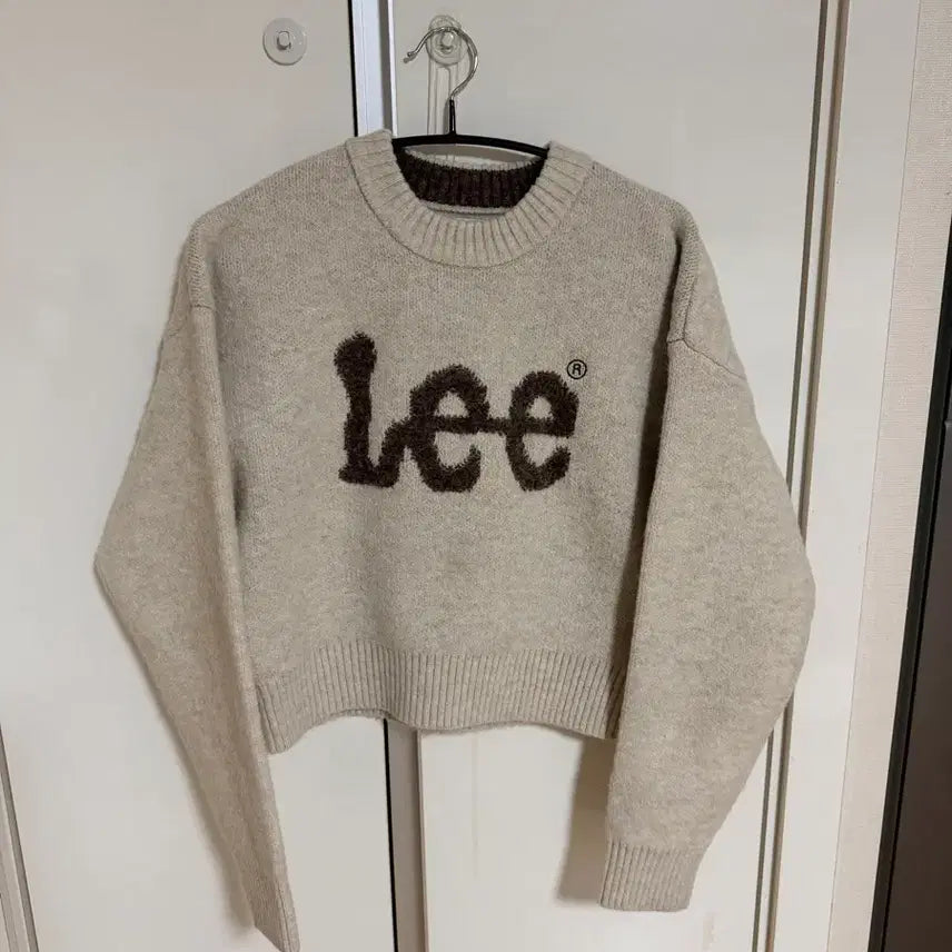 [BUNJANG] Lee Logo Semi-Crop Knit Sweater Beige / 리 니트 베이지