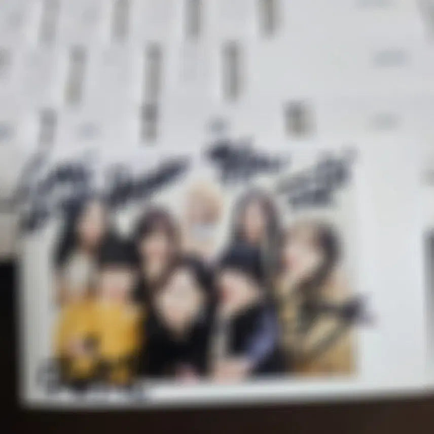 [BUNJANG] UNI.T 8 Members Signed Polaroids / 유니티 8명 단체 싸인 폴라