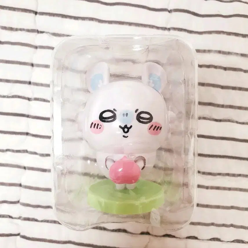 [BUNJANG] Momonga Figure with Peach / 먼작귀 모몽가 피규어