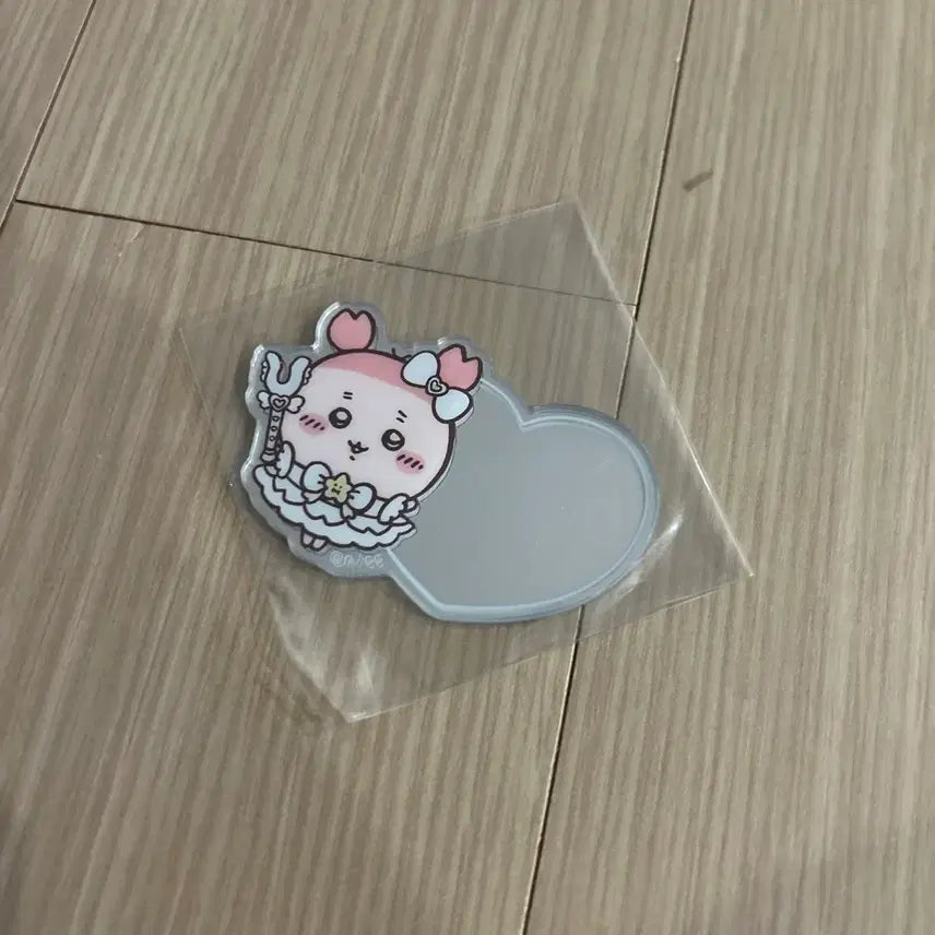 [BUNJANG] Chiikawa Crab Mirror Sticker Goods / 치이카와 카니 거울 미러 스티커 굿즈