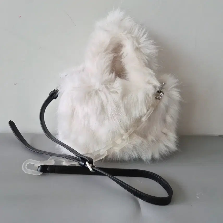 [BUNJANG] White Faux Fur Shoulder Bag / 페이크 퍼 숄더백 화이트