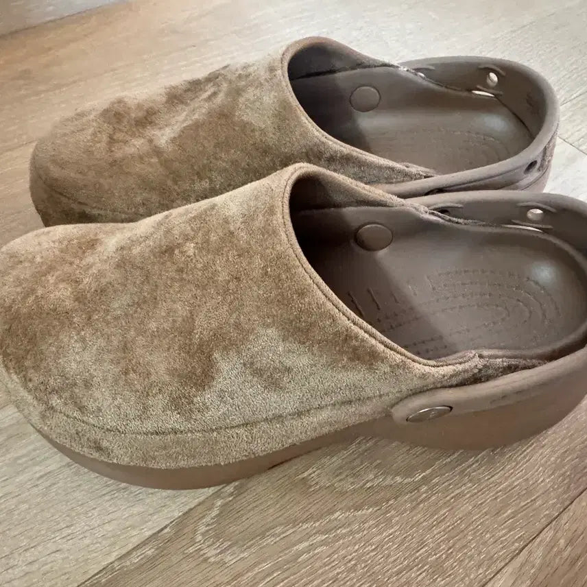 [BUNJANG] Crocs Suede Mule Shoes (Size 250) / 크록스 크래프티드 플랫폼 비건 스웨이드 세피아 250(1회 착용)