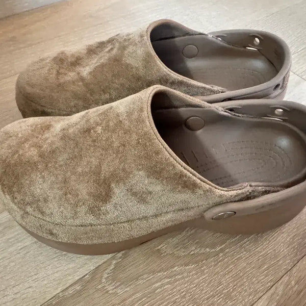 [BUNJANG] Crocs Suede Mule Shoes (Size 250) / 크록스 크래프티드 플랫폼 비건 스웨이드 세피아 250(1회 착용)
