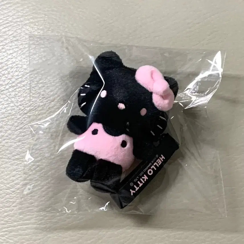 [BUNJANG] WakeMake Black Hello Kitty Doll Keyring Olive Young Collaboration Limited Edition Sanrio / 새상품) 웨이크메이크 블랙 헬로키티 인형 키링 올리브영 콜라보 한정판 산리오