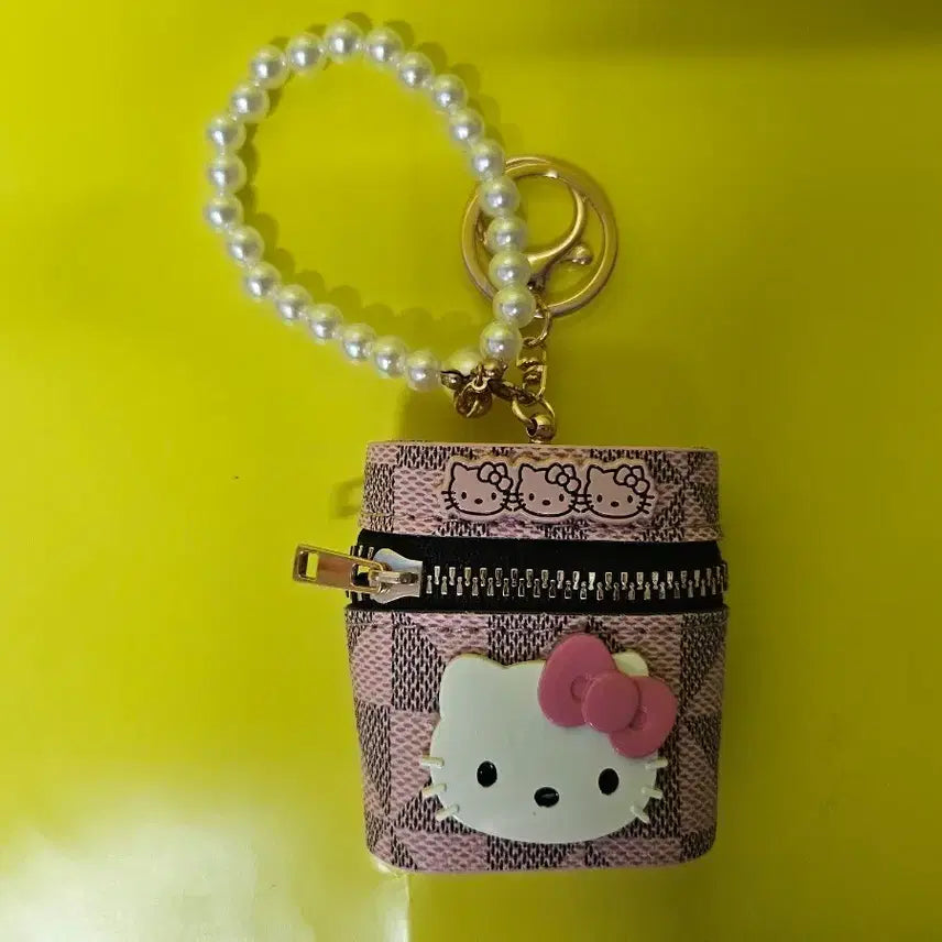[BUNJANG] Hello Kitty Style Checkerboard Mini Cylinder Pouch with Pearl Strap Keychain / 헬로키티 스타일 체커보드 미니 원통 파우치 / 에어팟 동전 케이스 키링 진주(스트랩 )
