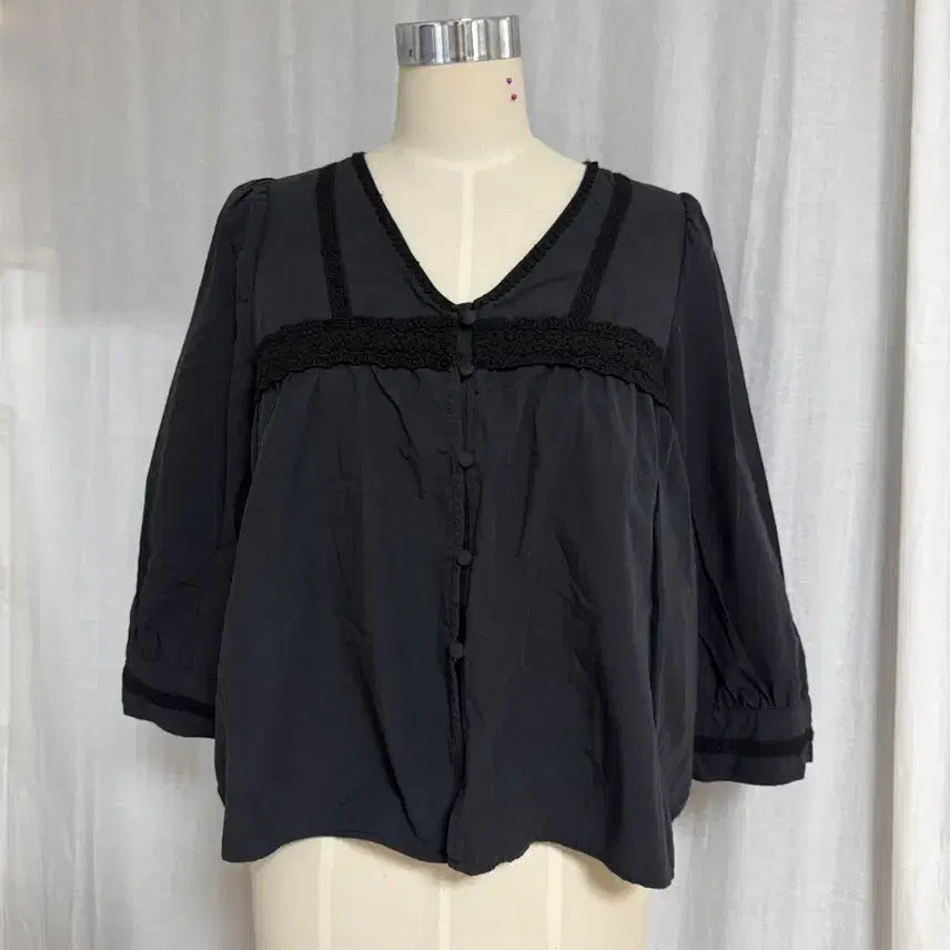 [BUNJANG] Bean Button Lace V-Neck Blouse - Spring/Autumn / 콩단추 레이스 브이넥 블라우스 무광 봄가을