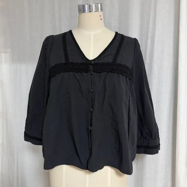 [BUNJANG] Bean Button Lace V-Neck Blouse - Spring/Autumn / 콩단추 레이스 브이넥 블라우스 무광 봄가을