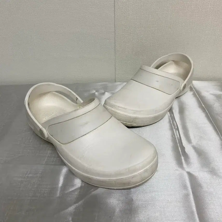 [BUNJANG] Crocs Classic Clog Sandals / 크록스 클로그 샌들