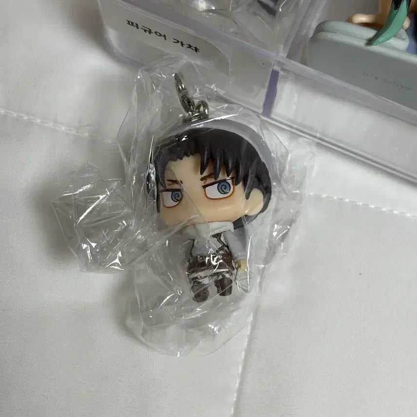 [BUNJANG] Attack on Titan Levi Caracole Figure Keychain / 고전 청소 리바이 카라코레 피규어 키링