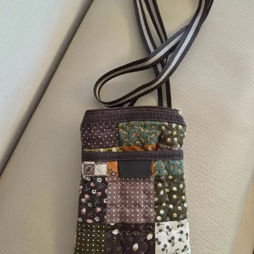 [BUNJANG] Quilted Pattern Mini Crossbody Bag / 퀼팅 패턴 미니 크로스백 핸드폰가방