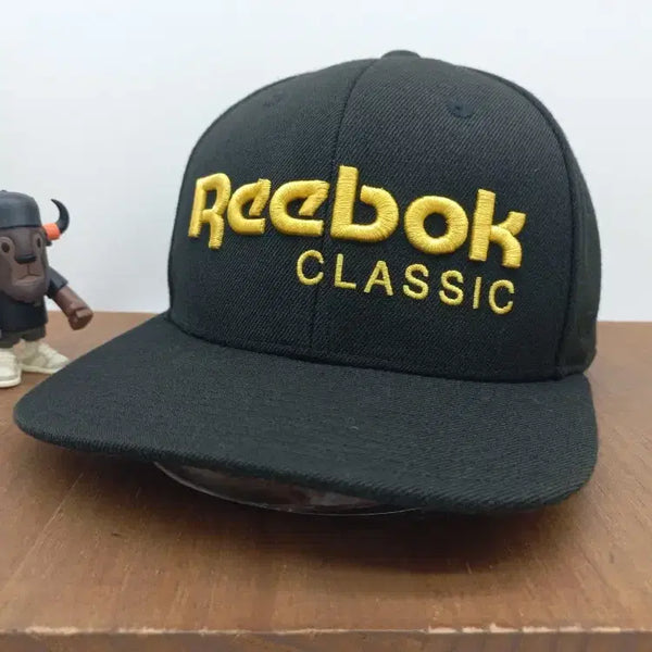 [BUNJANG] Reebok Classic Vector Logo 6-Panel Hip Hop Snapback Baseball Cap / 리복 클래식 Reebok 벡터 로고 6패널 힙합 스냅백 스포츠 야구모자 베이스볼 볼캡 블랙