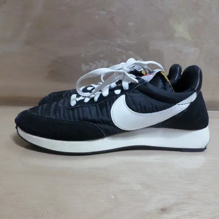 [BUNJANG] Nike Tailwind 79 Sneakers / 후루룩구제2 245 나이키 테일윈드79 운동화 신발 260928