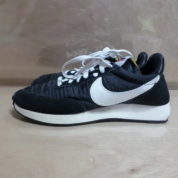 [BUNJANG] Nike Tailwind 79 Sneakers / 후루룩구제2 245 나이키 테일윈드79 운동화 신발 260928