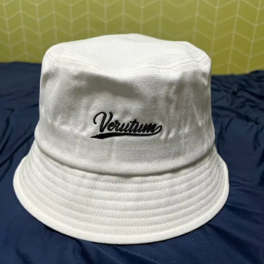 [BUNJANG] VERUTUM Wave Logo Bucket Hat White / 베루툼 웨이브 로고 버킷햇 화이트