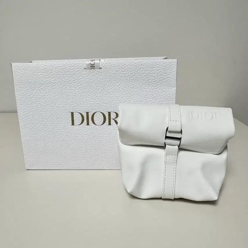 [BUNJANG] Dior White Beauty Pouch / 디올 화이트 뷰티 파우치(미사용 새제품)