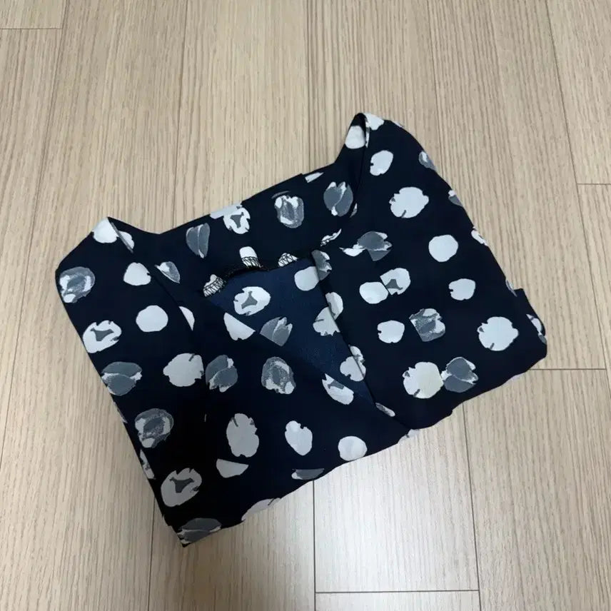 [BUNJANG] Navy Pattern Blouse / 네이비색 패턴 블라우스