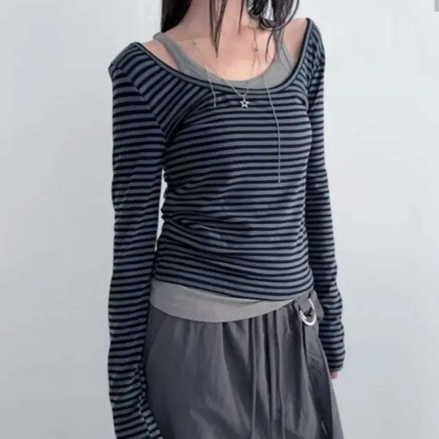 [BUNJANG] Zigzag Mini Stripe Deep U-Neck Long Sleeve Tee / 지그재그 로웨어 미니 스트라이프 티셔츠 mini stripe deep u-neck tee