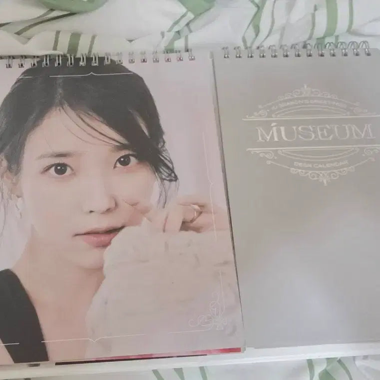 [BUNJANG] IU 2023 Desk Calendar MUSEUM / 아이유 2023년 데스크 캘린더 MUSEUM