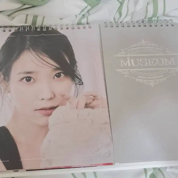 [BUNJANG] IU 2023 Desk Calendar MUSEUM / 아이유 2023년 데스크 캘린더 MUSEUM