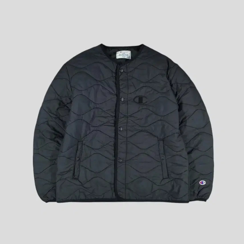 [BUNJANG] Champion Black Logo Arm Patch Wave Quilting Collarless Polyfill Quilting Jacket Jumper M / 챔피온 블랙 로고 암패치 물결퀼팅 논카라 폴리필 퀼팅자켓 깔깔이 점퍼 M
