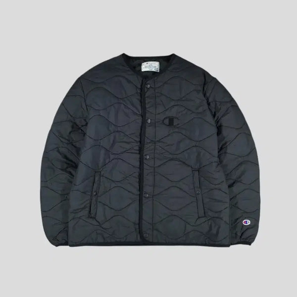 [BUNJANG] Champion Black Logo Arm Patch Wave Quilting Collarless Polyfill Quilting Jacket Jumper M / 챔피온 블랙 로고 암패치 물결퀼팅 논카라 폴리필 퀼팅자켓 깔깔이 점퍼 M