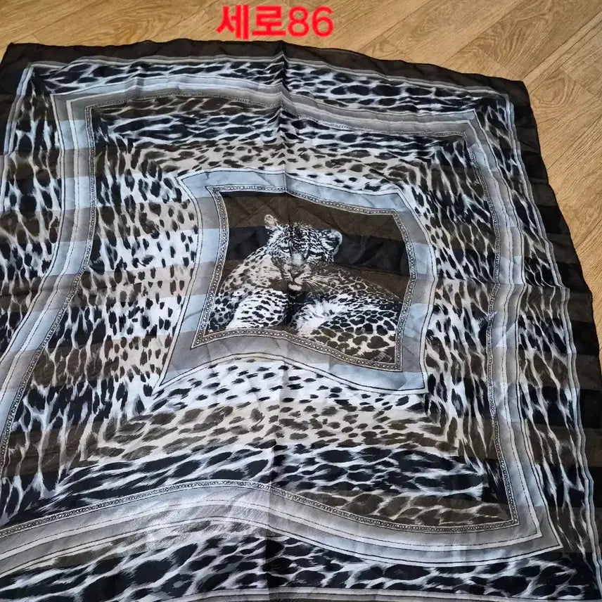 [BUNJANG] Tino Cosma Leopard Pattern Silk Scarf (Large Size) / c.티노코스마(Tino Cosma) 레오파드 패턴 실크 스카프 (빅사이즈)