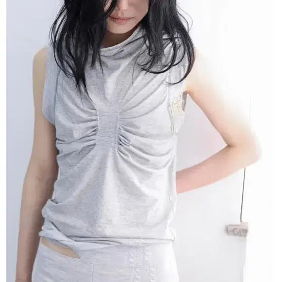 [BUNJANG] Ulrika Space High Neck Sleeveless Top / 울리카상투스 하이넥 슬리브리스 탑