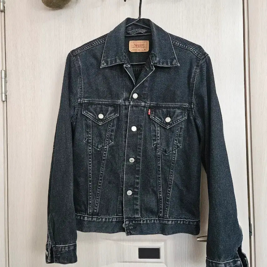 [BUNJANG] Levi's 3rd Gen Black Denim Trucker Jacket M / Uk 3세대 리바이스 블랙 청자켓 m 사이즈 데님 트러커