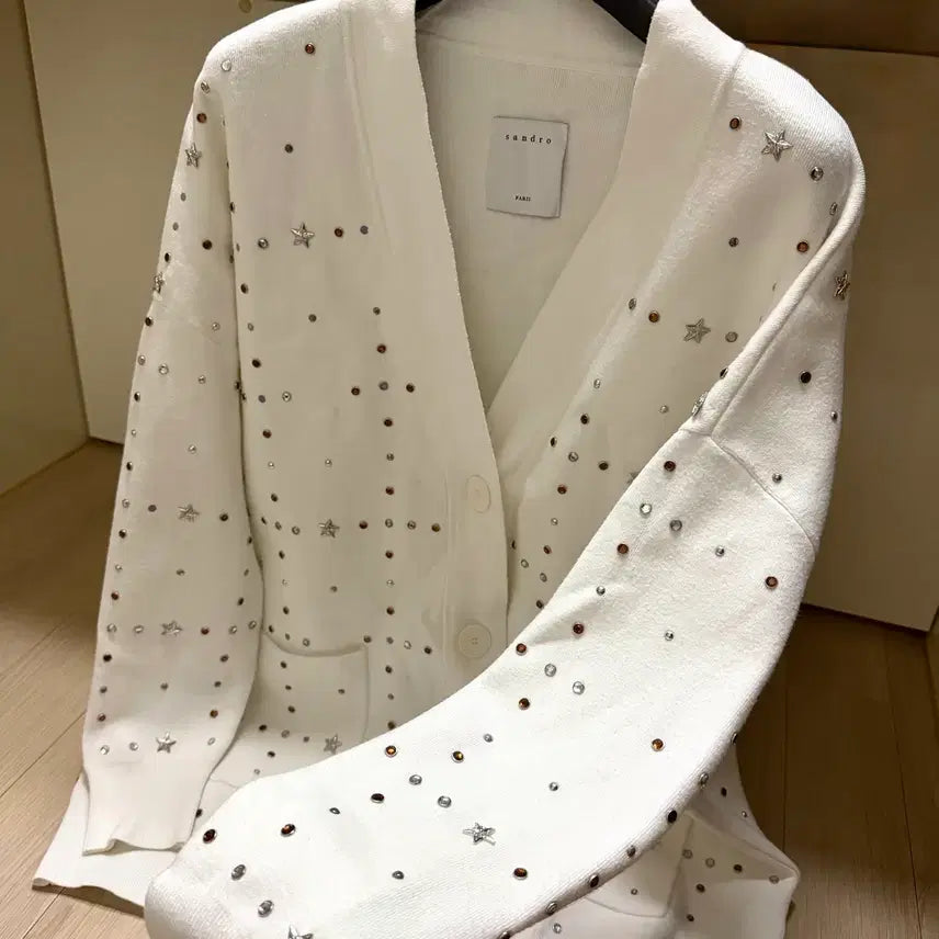 [BUNJANG] Sandro Star Cubic Stud Cardigan White / 산드로 별 큐빅 스터드 가디건 화이트 sandro 브이넥 니트 맨투맨 오버핏 루즈핏 여리핏