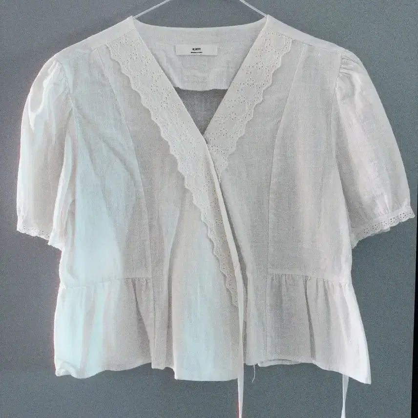 [BUNJANG] V-Neck Summer Cropped Blouse / 브이넥 여름 크롭 블라우스