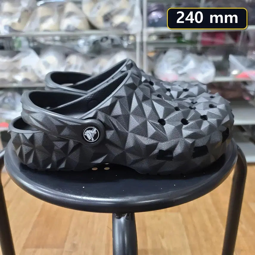 [BUNJANG] Crocs Classic Geometric Black Clogs (240mm) / 크록스 클랙식지오메트릭 블랙 240mm [209563-001]