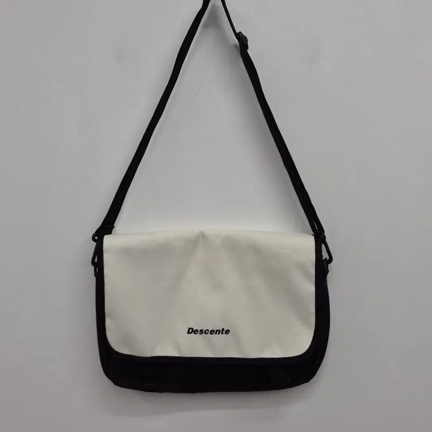 [BUNJANG] Descente Crossbody Bag / 데상트 크로스백