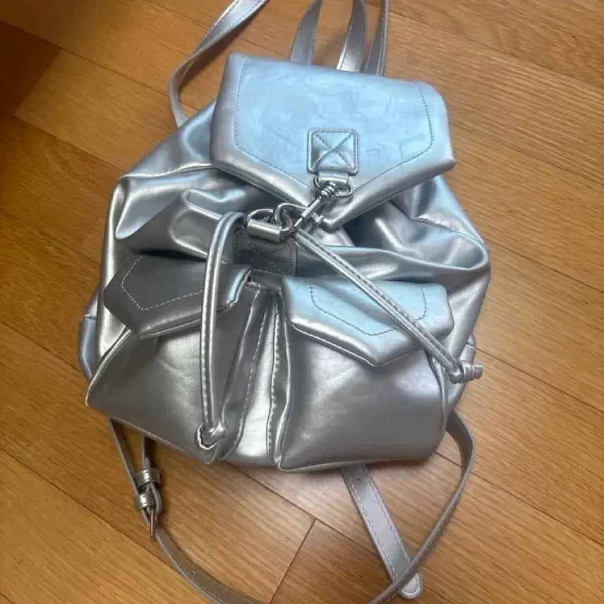 [BUNJANG] Silver Backpack / 은색 백팩